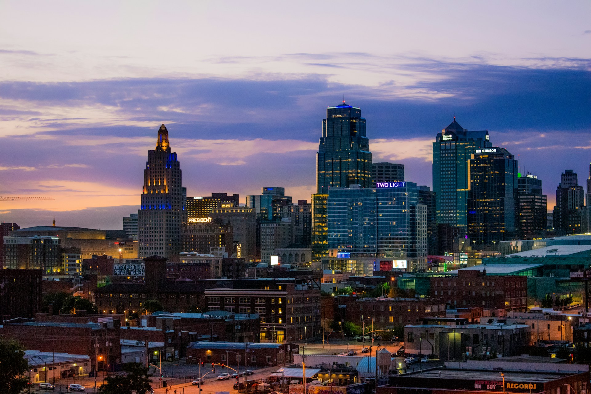 A view of the Kansas City skyline at dusk. Many teams in the Kansas City area invest in SEO for their businesses.